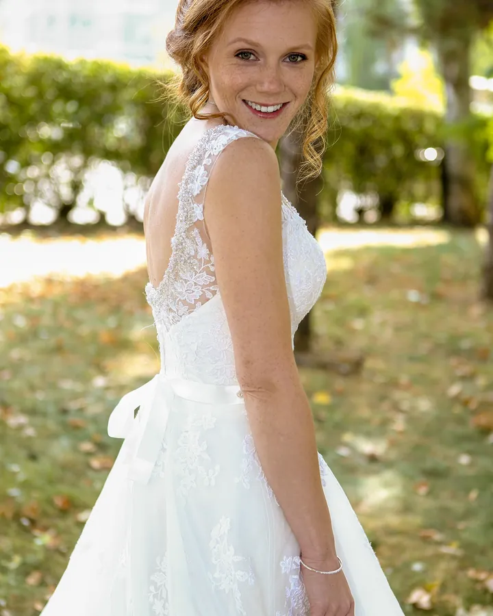 Mariée en robe dans un jardin ensoleillé